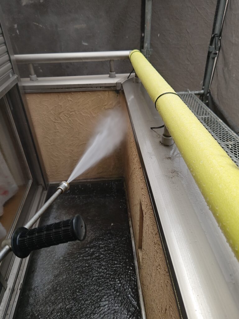 おうち全体を高圧洗浄で洗い流します。屋根はカバーを行いますが、屋根もしっかりと洗い流します。高圧洗浄は、塗装を長持ちさせるために非常に重要な工程です。高圧洗浄機で屋根が外壁の汚れや古い塗膜を落とすことで、新しい塗料がしっかりと密着し、剥がれやひび割れを防ぐための大切な工程になります。