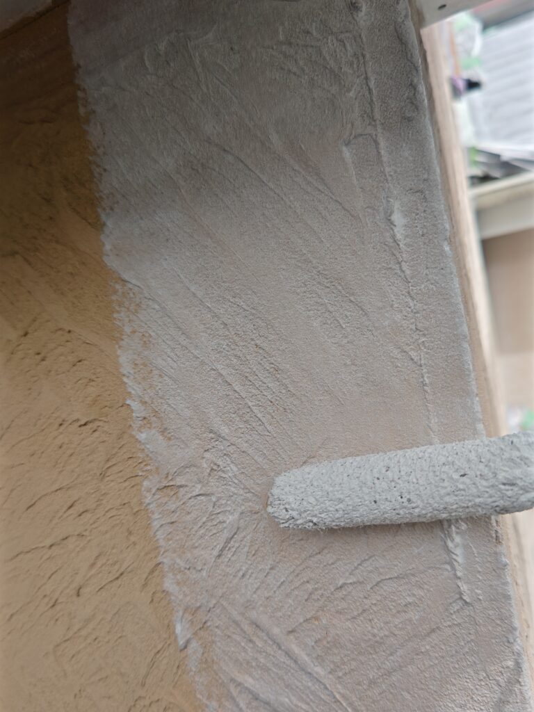 ユウマペイントでは下塗りを2回行います。モルタルの場合、水性カチオンシーラーで1回目を、アンダーフィラー弾性エクセルで2回目を行います。モルタル外壁に下塗りを2回行う理由は「密着力を高める」「ひび割れを発生しにくくする」の2つがあります。