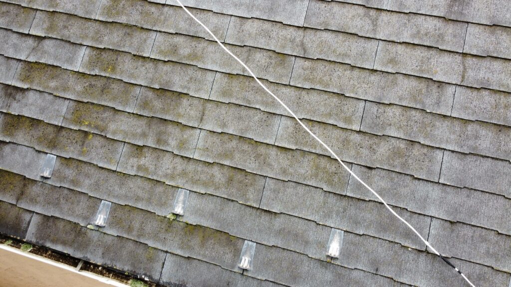 屋根はコロニアルネオという素材です。コロニアルネオとは、2001年にクボタから販売されたノンアスベストのスレート屋根です。アスベストが入っていない屋根なので素材がとても脆いため、経年でヒビや割れ、欠けが発生しやすい素材です。