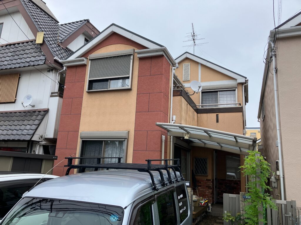 施工前の全景写真です。築14～15年前後で、外壁はモルタルです。