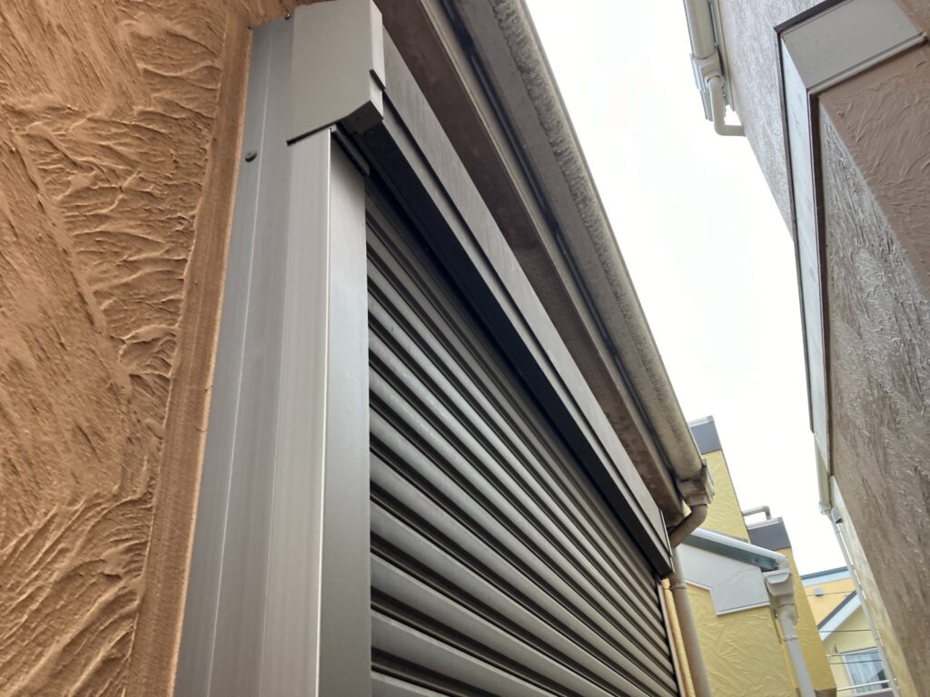 シャッターについて、シャッターボックスは塗装しますが、シャッター自体は塗装を行いません。ボックスに格納されるので、塗膜が剥がれる可能性があるからです。