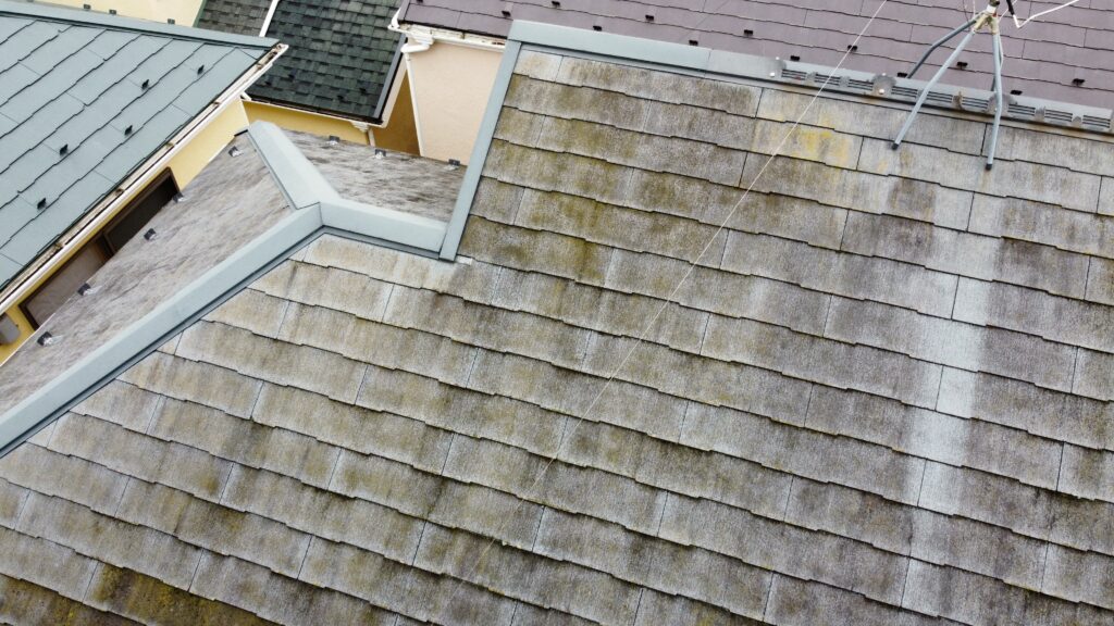 コロニアネオの屋根はヒビや欠けが発生している状態が多くあります。その脆さから、塗装工事で守ることができない屋根のため、塗装工事を検討されている方は注意が必要です。ユウマペイントの場合は、下地の状態によってカバー工法か葺き替えを推奨いたします。