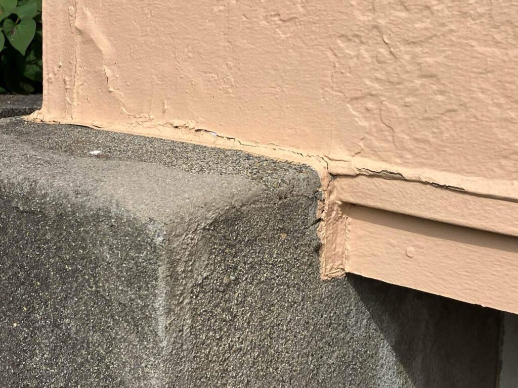 前回の塗装で使用した塗料はTOTOの光触媒塗料ハイドロテクトECO-HGです。HGは一部製品に不具合が見つかったため、現在は廃盤になっています。不具合が見つかった際、こちらのご自宅は塗り直し工事をさせていただきました。ですのでこちらは10年前の塗膜ではなく塗り直し時に使用した塗膜です。塗膜自体に艶は残っており、ところどころ塗膜の剥がれやひび割れが見受けられる状態でした。