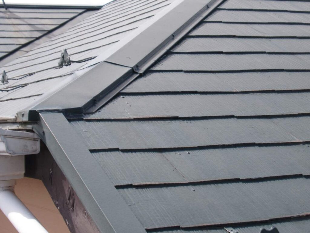 棟板金部分です。多少、釘の浮きはありましたが、目立った劣化は見受けられませんでした。ケラバ部分なども問題なしです。経年劣化と判断いたしました。