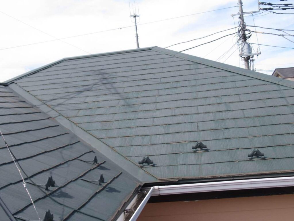 屋根の全景写真です。屋根も10年前の塗膜です。前回は2液型のフッ素UVコートルーフで施工しています。