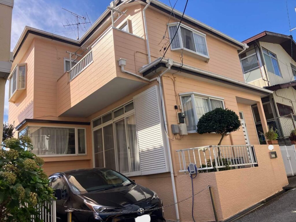 施工前の全景写真です。こちらの方は2015年の1回目の塗装工事もユウマペイントで施工いたしました。今回の工事をいただいたきっかけは、保証最終年（10年）の点検でお伺いし、屋根外壁全体をチェックさせていただいたことです。