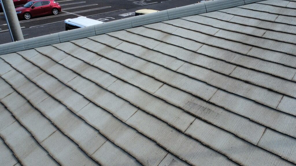 施工前の屋根の写真です。素材はスレートです。アスベスト入りの屋根材なので、今回は塗装工事で進めていきます。