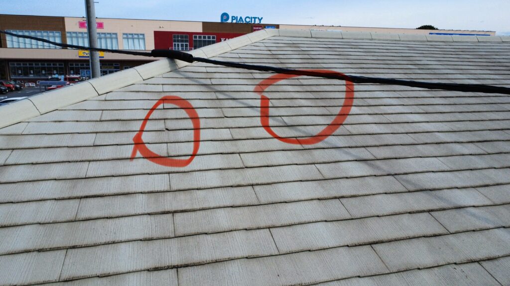 ところどころに瓦の割れや欠けが見られました。屋根の上に落ちているものは補修時に接合してから塗装する流れになります。