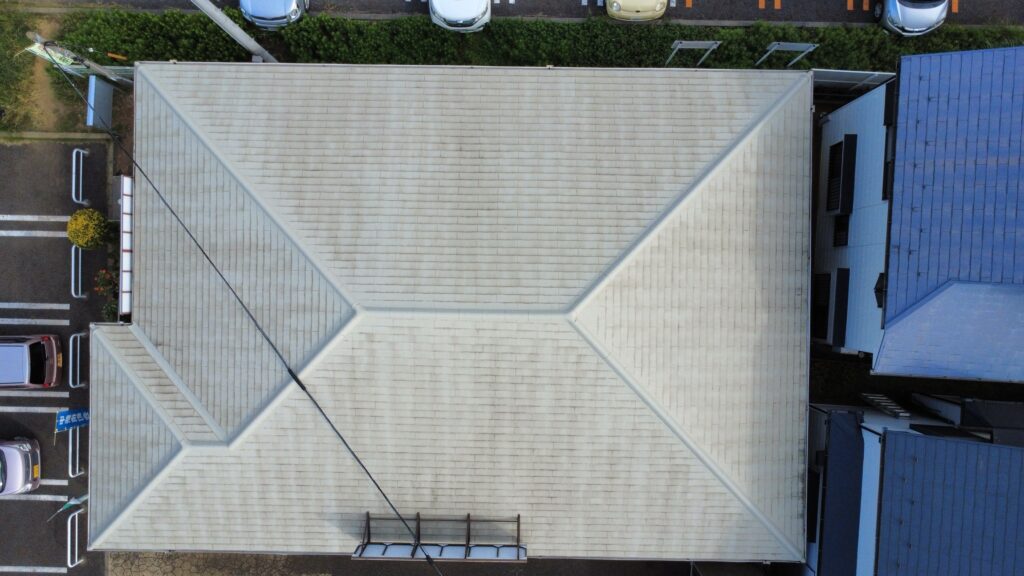 飛行可能区域の場合、現地調査はドローンを使用します。全体を見渡し、目立った劣化や異常がないかを確認します。ふるさとセンターさんのエリアは可能区域だったのでドローンで調査を進めました。飛行禁止区域の場合はポールカメラを使用しますので、基本的に屋根に上がって調査をすることはありません。