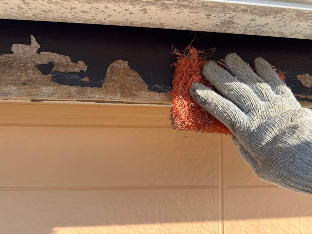 破風板のケレン処理を行う様子です。ケレン処理とは、旧塗膜やサビ、汚れを落とし、表面を整える下地処理のことを言います。ケレン処理をした後にシンナー拭きをすることで塗料の密着力を高めています。この作業を念入りに行えば行うほど、下塗り材の密着力が高まるためユウマペイントでは重要視している工程の一つです。