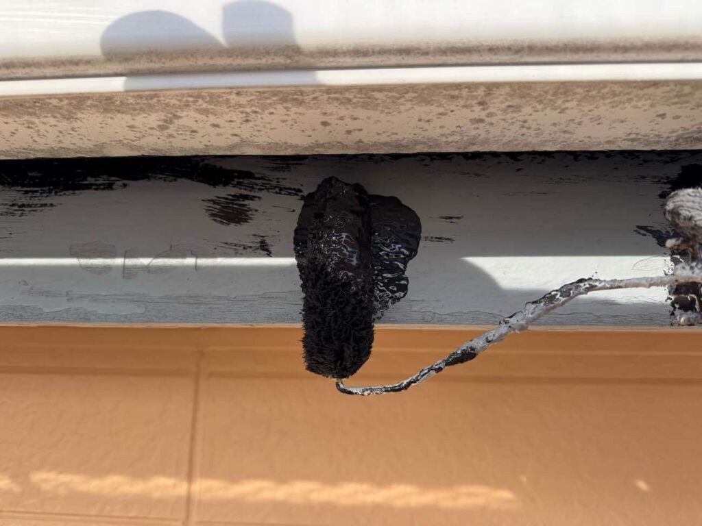 シーラー材で下塗りをした後に中塗りを行います。外壁が無機フッ素塗料で施工のため、耐候性合わせとしてフッ素UVコート溶剤を使用し、塗装いたします。こうした付帯部は、外壁のグレードに合わせてグレードを変えています。付帯部は外壁より劣化のスピードが速いので、ウレタンやシリコン塗料での施工は行いません。