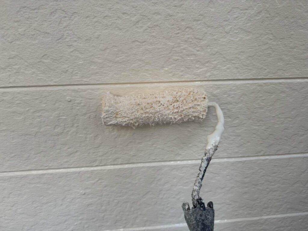 2回目の下塗りは、水性シリコンエポサーフという下塗り材を使用します。これは釘まわりなどの細かいひび割れを埋めてくれる効果があります。この下塗り材は密着力が弱いので、早期剥離につながることがあります。それを防ぐためにもシーラー材で1回目の下塗りを行うことが大切です。