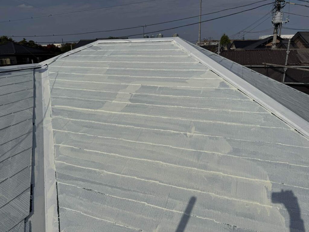 1回目の下塗り完了後の写真です。ユウマペイントでは下塗りを2回行います。理由は写真でもわかる通り、屋根材が塗料を吸い込んでいる部分があるため、スケやムラになっているのが分かると思います。このまま中塗り上塗りの工程に移っても耐久性のある塗膜にならず、早期剥離などにつながってしまいます。