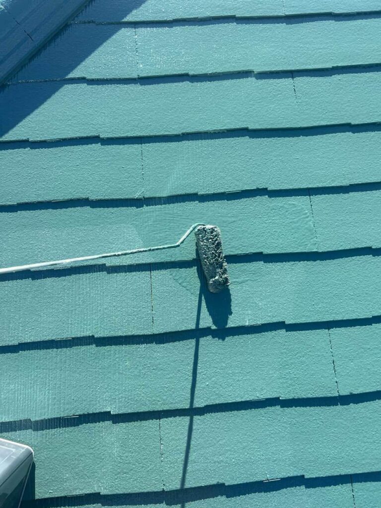 上塗りを行います。中塗りと同じ色なのでムラや塗り漏れが出ないように丁寧に行います。ちなみに上塗りは中塗りを行った日には行いません。しっかり乾燥させて翌日に作業します。もし同じ日に施工するという会社さんがあった場合はご注意ください。