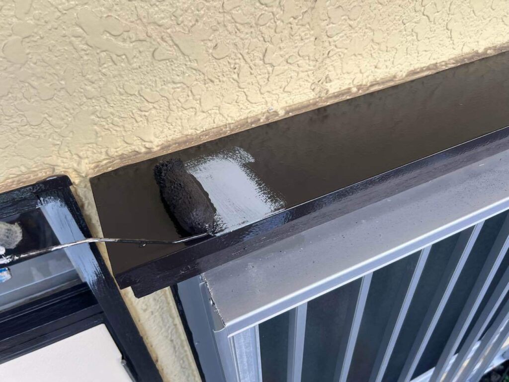 庇も金属ですので瓦棒屋根塗装同様、ケレン処理→錆止め塗布→中塗り→上塗りを行います。中新宿ふるさとセンターの屋根は無機塗料ですので、耐候性合わせのため無機塗料で施工しております。