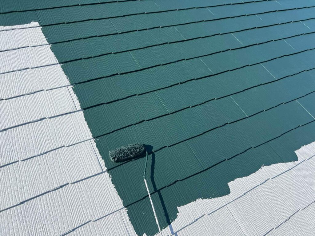 屋根の中塗りを行います。塗りムラを防ぎ、塗膜の厚みを確保して塗料本来の性能（耐久性、防水性）を引き出すために非常に重要な工程です。