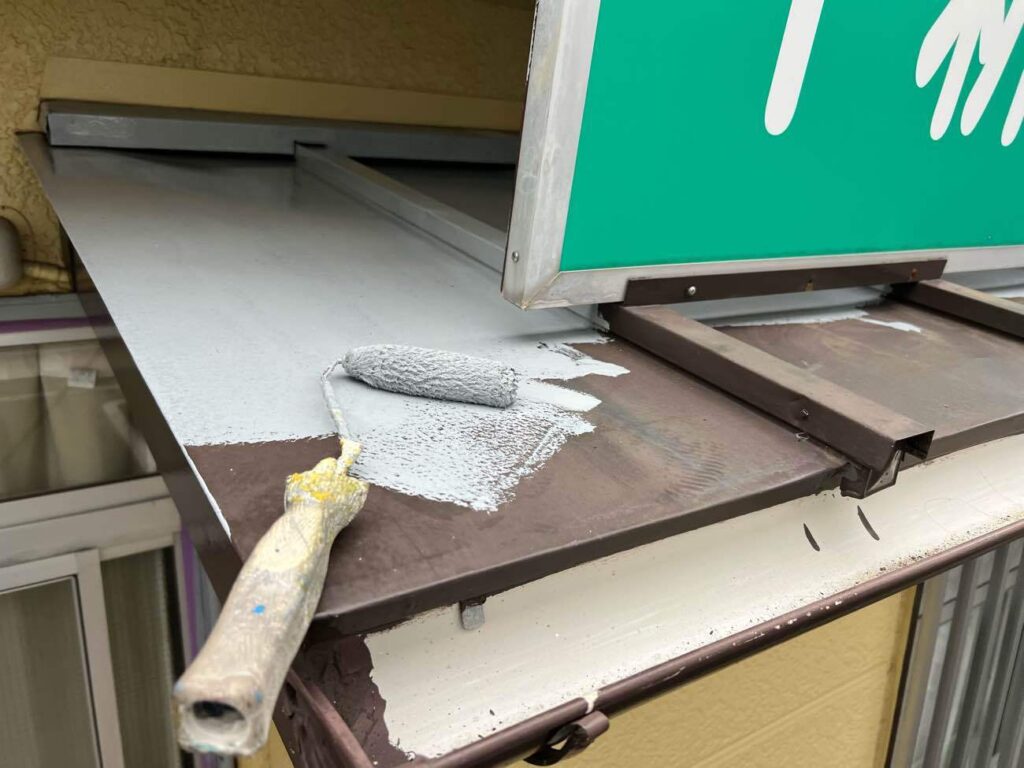 瓦棒屋根も塗装を行います。スレート屋根と違って金属ですので、錆止めを塗布してから中塗り・上塗り作業を行います。その前のケレン処理も瓦棒屋根塗装には大切な作業です。ケレンで錆や汚れを落とさないと、いくら良い上塗り材を使用しても早期剥離につながってしまいます。