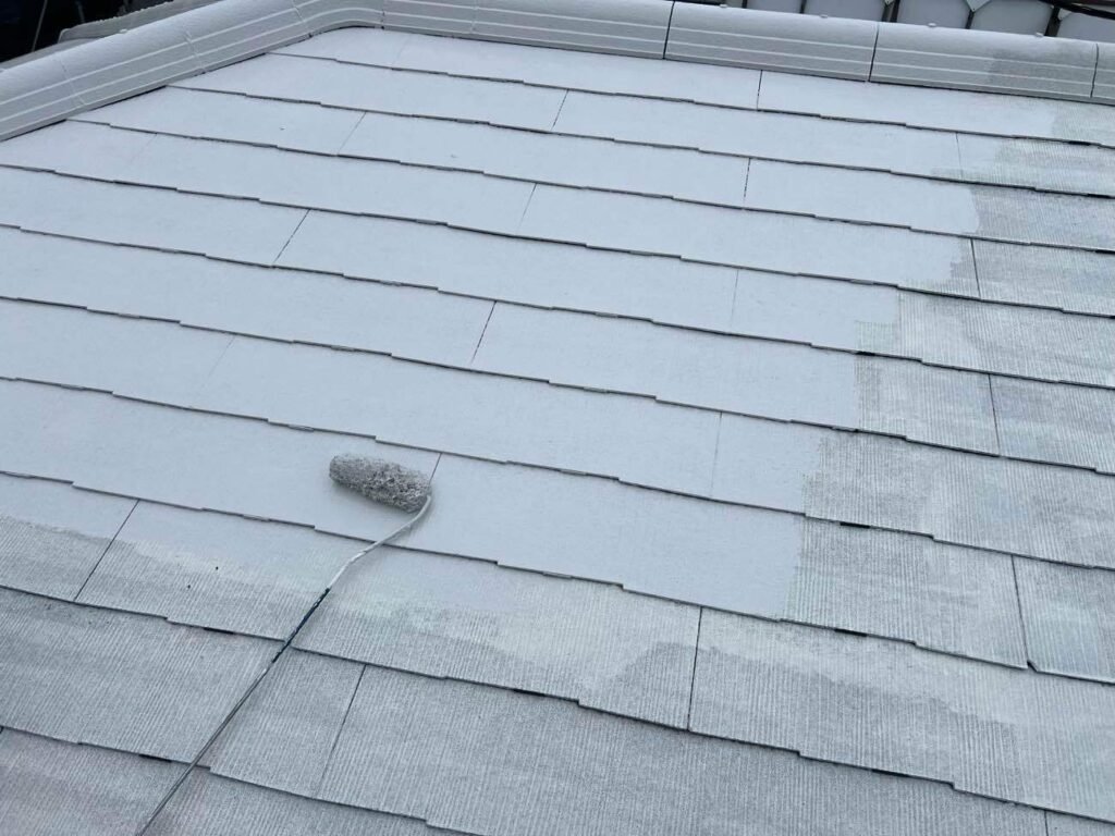 2回目の下塗りを行う様子です。この目的は、強固な密着層を作ることで、剥がれやひび割れを防ぐことです。