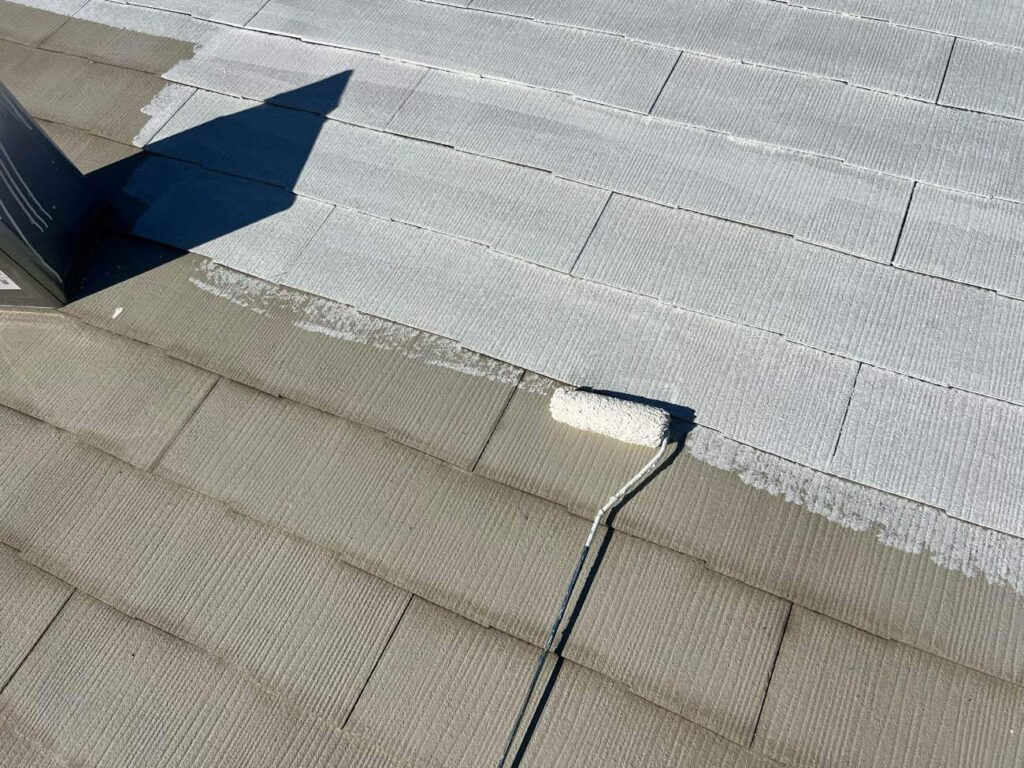 ユウマペイントは下塗りを2回行います。スレート屋根の場合、1回目はファイン浸透シーラーという下塗り材で施工します。1回目の下塗りの目的は、吸い込み止めです。劣化すると「毛細管現象」で塗料を吸い込んでしまう現象が発生し、その吸い込みを止めてくれるのが1回目の下塗りなのです。