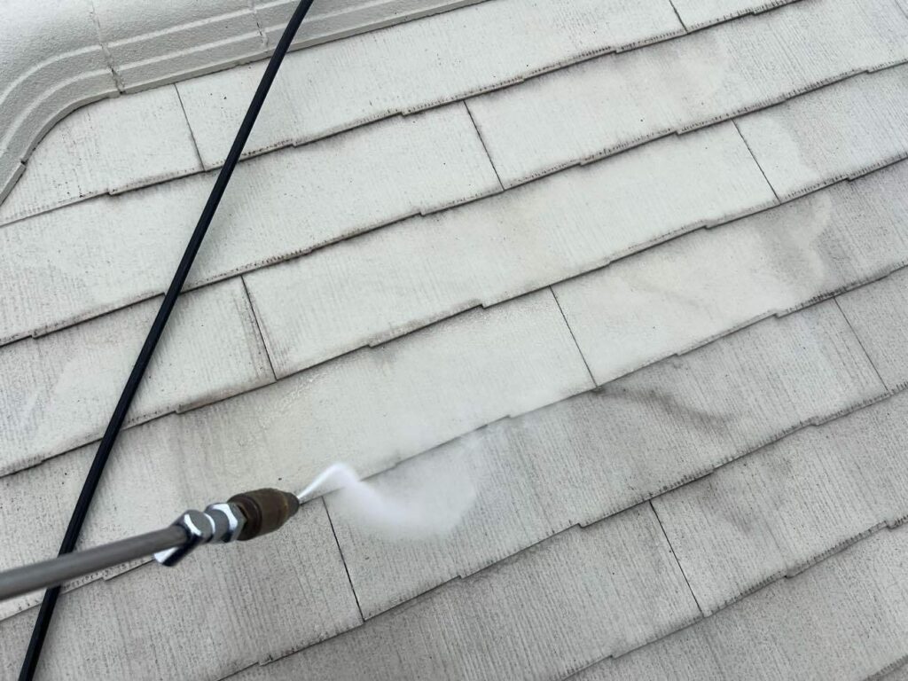 足場を設置した次の工程は高圧洗浄です。高圧洗浄は、塗装を長持ちさせるために非常に重要な工程です。高圧洗浄機で屋根の汚れや古い塗膜を落とすことで、新しい塗料がしっかりと密着し、剥がれやひび割れを防ぐので、単純に洗浄してはいけません。