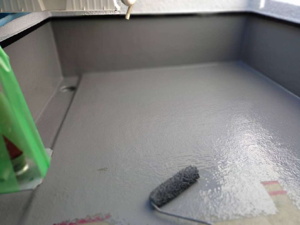 FRP防水べレンダの防水処理前のケレン工程です。サンドペーパーやサンダーを用いて表層（トップコート）を削ります。下地処理後、防水処理、トップコートの順で工事をします。