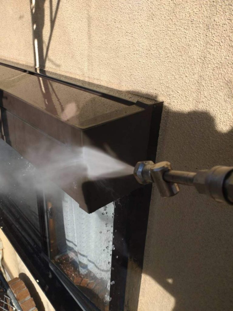 塗装前に高圧洗浄を行います。高圧洗浄は、外壁の塗装を長持ちさせるために非常に重要な工程です。高圧洗浄機を使用して、外壁や屋根の汚れや古い塗膜をしっかりと落とすことで、新しい塗料が密着し、剥がれやひび割れを防ぐことができます。