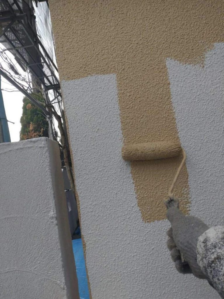 外壁の中塗りを行います。中塗りは、塗膜の厚みを増して耐久性や保護機能を高めるための重要な作業です。一般的に上塗りと同じ塗料を使用し、色ムラをなくし、上塗りの密着性を向上させ、均一で滑らかな下地を作ることを目的としています。どんなに高機能な塗料を選んでも、中塗りの施工が雑だったり適当な作業になってしまうと、本来の機能を果たせないまま早期剥離などにつながる可能性があります。