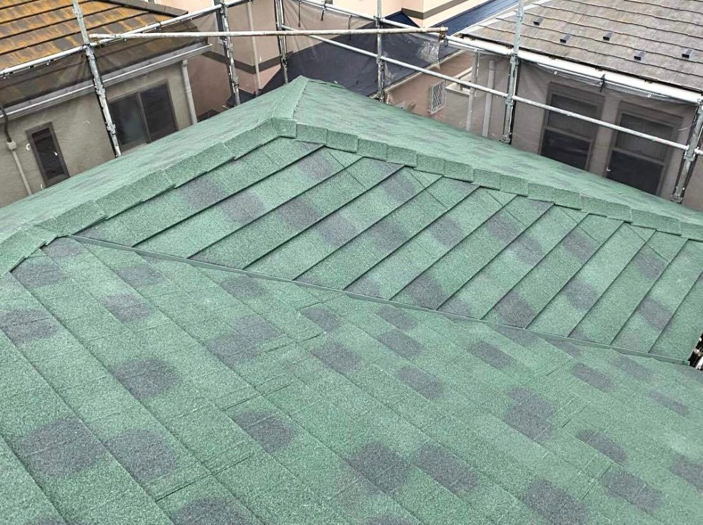 屋根はディプロマットのエバーグリーンというグリーン系です。外壁の色と合う組み合わせで、よりナチュラルなお住まいを演出してくれます。