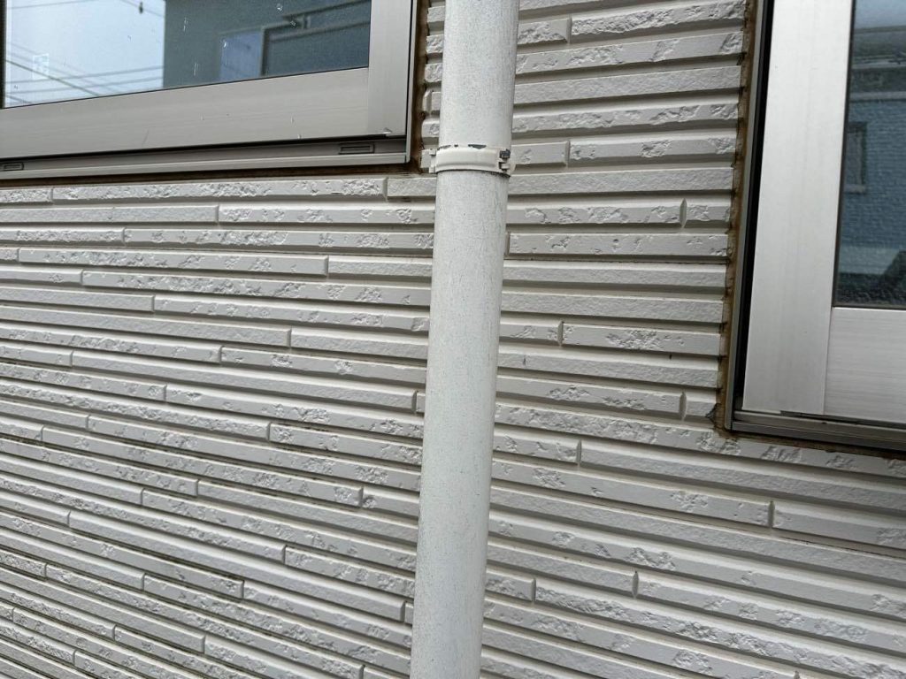 施工前の外壁の写真です。外壁、付帯部ともに汚れや劣化が見受けられました。また、防水性も経年からかなり低下しており、雨の日の水はけも悪くなっていました。