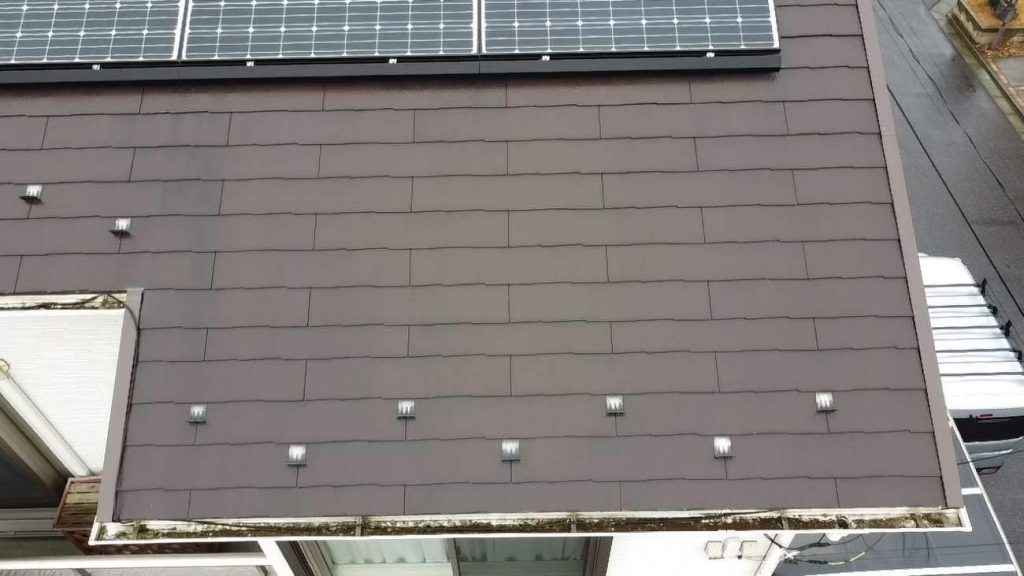 施工前の屋根の写真です。屋根の種類はコロニアルクァッド、塗装しても問題のない屋根ですので、塗装で進めます。