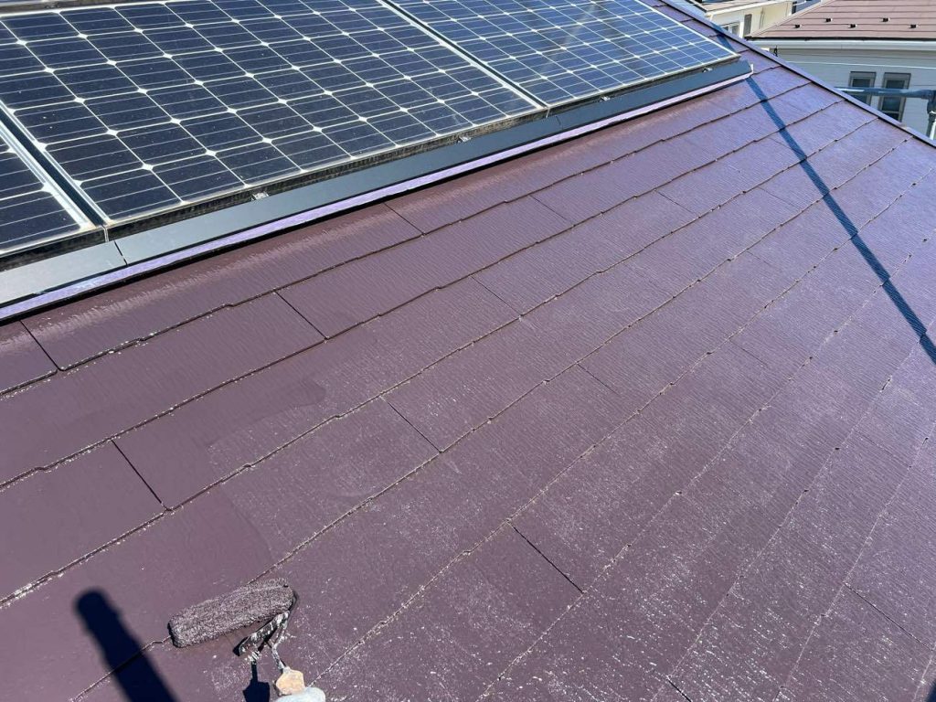 屋根の塗装も4回塗り仕上げです（下塗り2回、中・上塗り）。下塗り1回目は日本ペイント ファイン浸透シーラー、2回目は日本塗装名人社 UVルーフプライマーを塗装します。中・上塗りには、今回日本塗装名人社 無機UVコートルーフ溶剤 遮熱を塗装しました。カラーはSC-44という色番のブラウン系です。この色は、外壁のアクセント色としても採用しています。