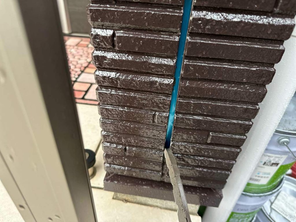 ユウマペイントでは、目地およびサッシ廻りシーリングの撤去・打ち替えを行っています。また、後打ち工法を採用しているため、外壁塗装後にシーリング工事を行います。