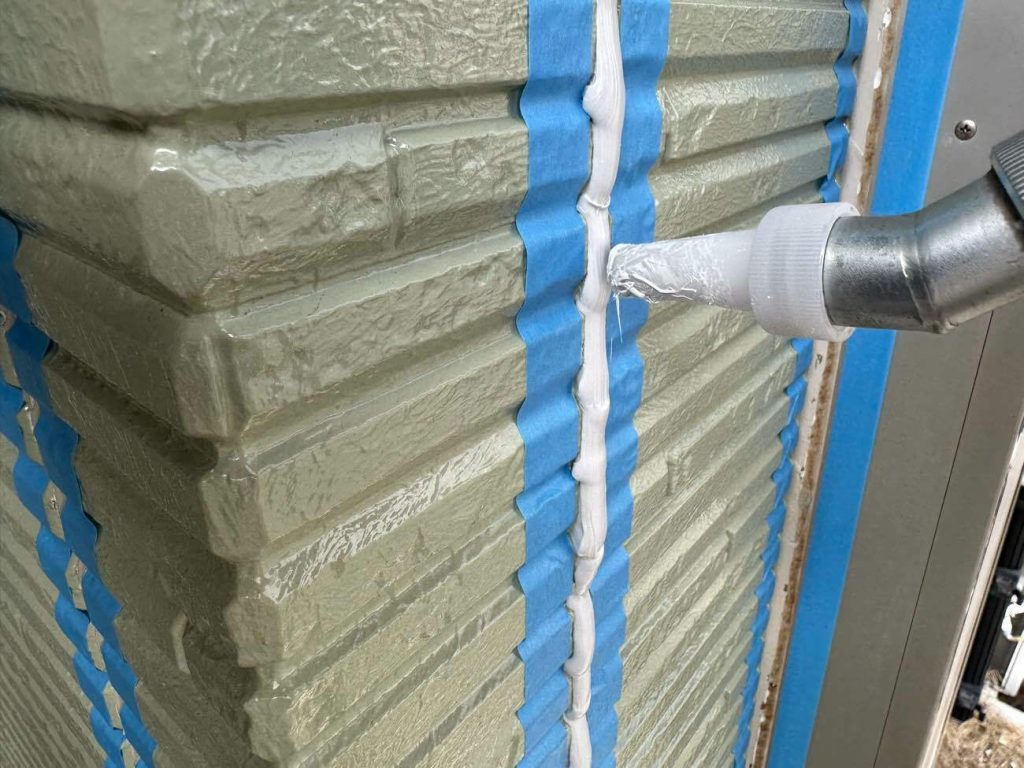 目地部分のシーリング材注入の写真です。シーリング材はサンライズ SRシールH100を使用します。紫外線耐侯が高く、シーリングに重要な柔軟性の高さが特徴です。