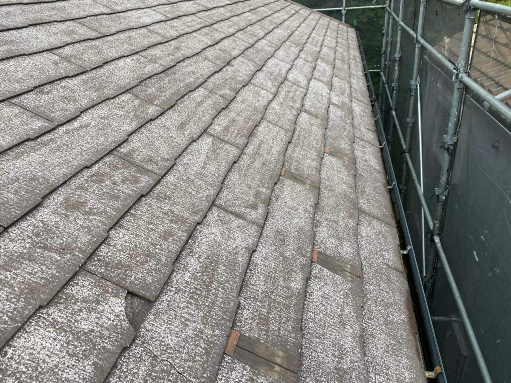 高圧洗浄後の屋根の写真。付着していたコケなどの汚れを高圧洗浄で落とし、自着式の防水シートが貼付きやすい状態にします。