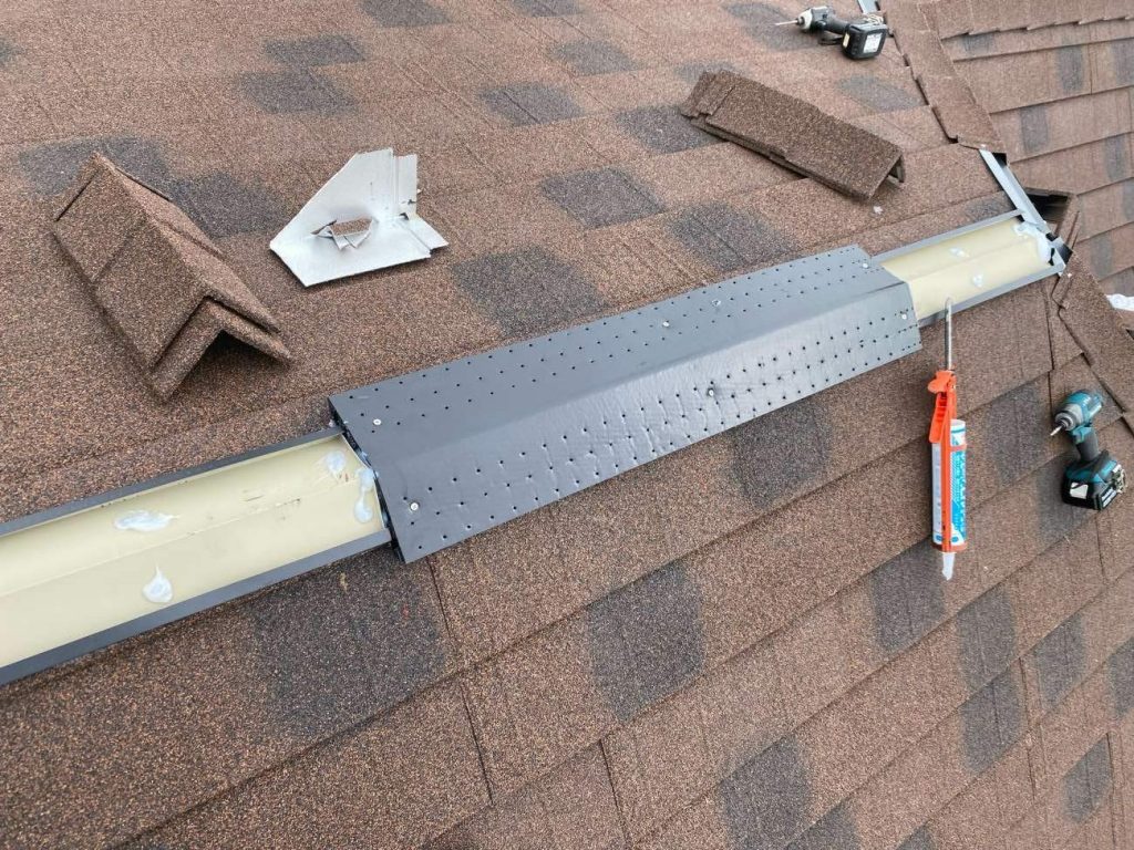 屋根に換気棟を取り付けます。屋根の内側から発生する湿気などを逃がすことで雨漏りなどのリスクを軽減させます。