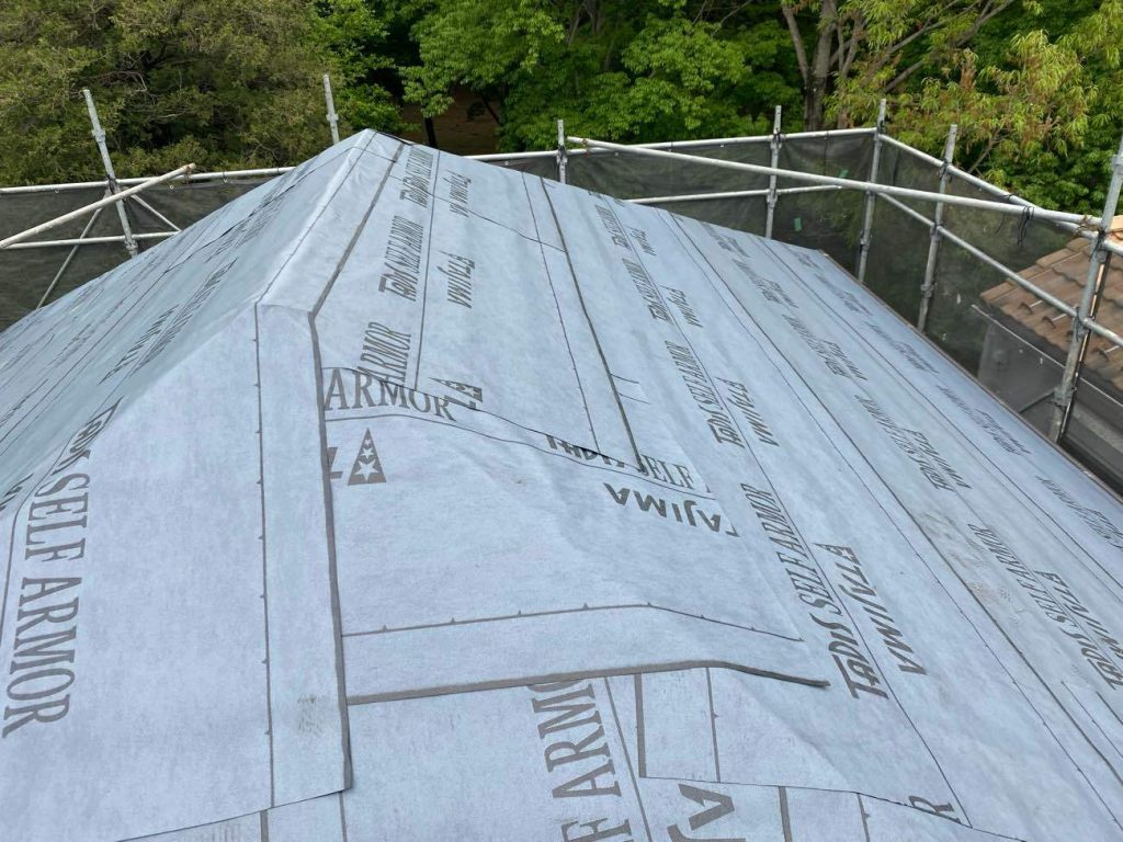 屋根は自着式の防水紙（田島ルーフィング タディスセルフアーマー）を使用します。穴をあける必要がない防水紙なので、漏水のリスクを軽減できます。