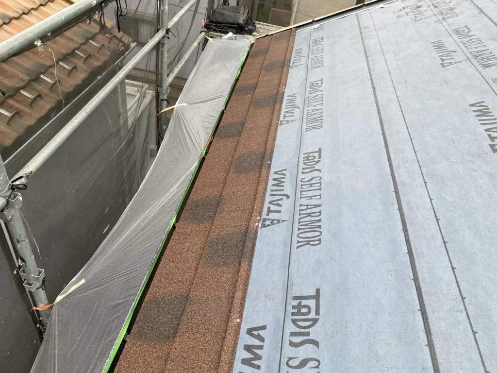 屋根材はジンカリウム鋼板の表面に石粒が焼き付けれたディーズルーフィングのディプロマットを使用します。