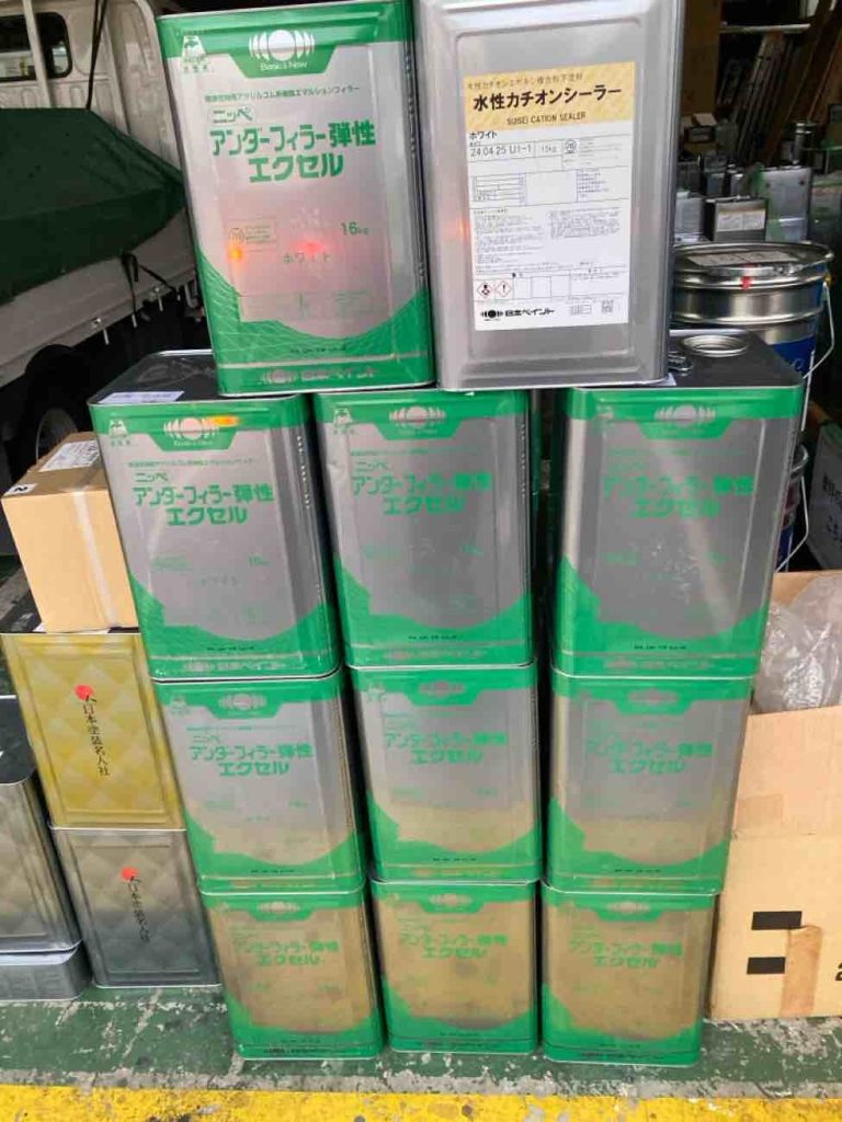 シーラーで下塗り1回目を行った後、日本ペイントのアンダーフィラー弾性エクセルという下塗り材を塗布し、膜厚を確保します。モルタル外壁はひび割れが発生しやすいため、マスチック工法を行うことでひび割れを発生させにくくする工夫をしています。