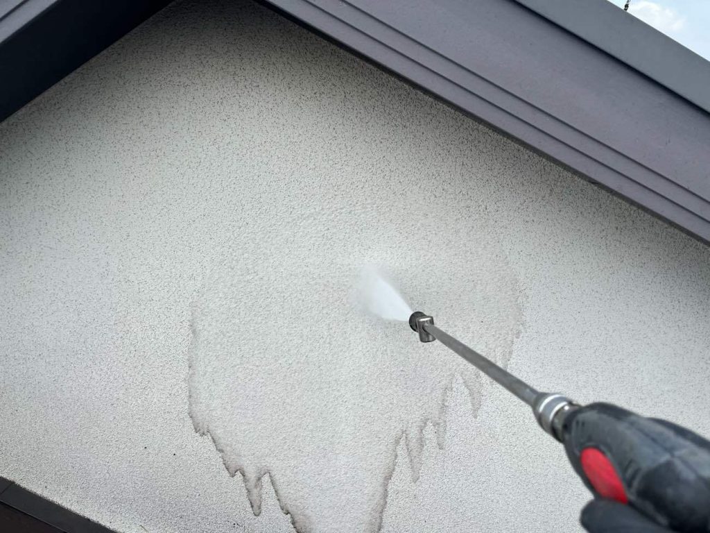 足場を設置した次の工程は高圧洗浄です。高圧洗浄は、塗装を長持ちさせるために非常に重要な工程です。高圧洗浄機で屋根が外壁の汚れや古い塗膜を落とすことで、新しい塗料がしっかりと密着し、剥がれやひび割れを防ぐため大切です。