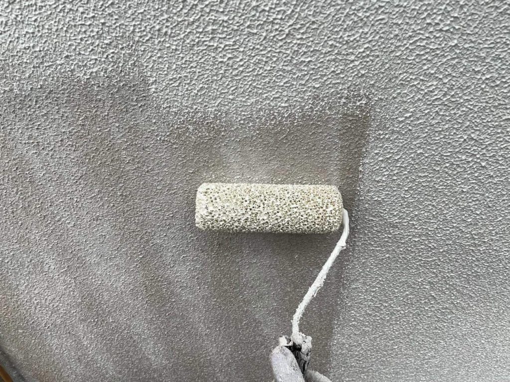 ひび割れを発生させにくくするためのマスチック工法にて施工していきます。モルタルの外壁は塗膜の厚みが重要になります。