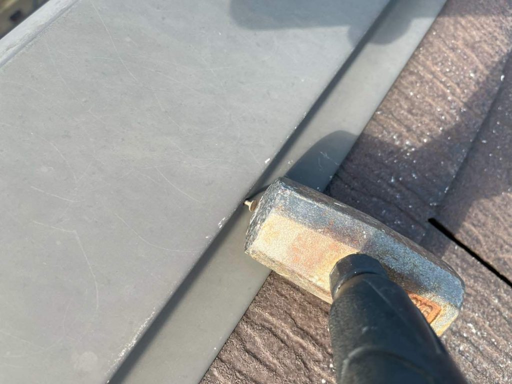 現地調査時に確認していた釘の飛び抜け部分を打ち込んでいきます。このままだと錆や水が浸入してしまうので、釘頭にシーリング（コーキング）材を充填し、漏水を防ぎます。