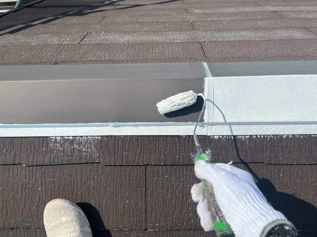 棟板金に錆止めを塗布します。錆止め塗布は、雨や空気による腐食を防ぎ寿命を延ばすために必須の工程です。