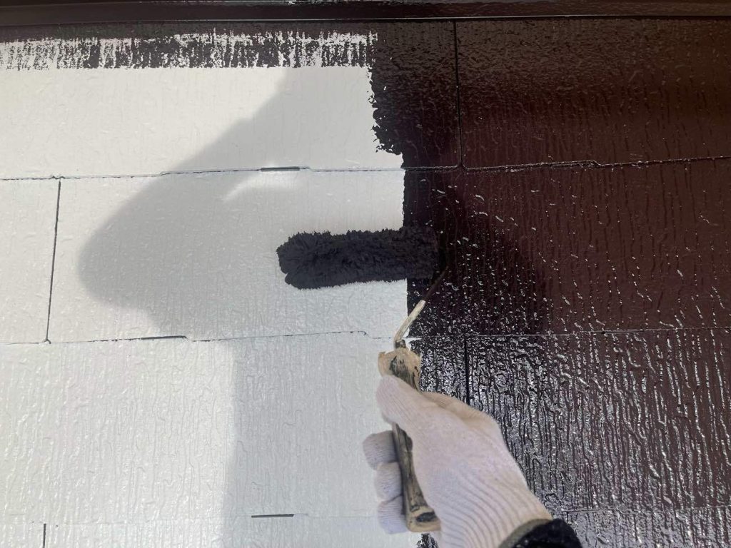 下塗り2回、タスペーサー挿入が完了したら中塗り・上塗りを行っていきます。屋根は紫外線に最も当たる場所なので、塗りムラや塗り残しがないように施工していきます。