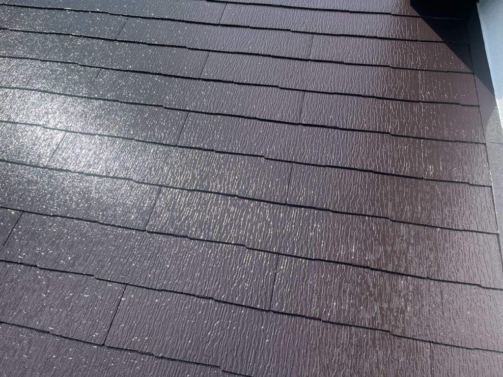 屋根：日本塗装名人社 無機UVコートルーフ遮熱（色：SC-44　コーヒーブラウン）で施工しました。ブラウン系なので、お住まい全体が優しい印象になります。