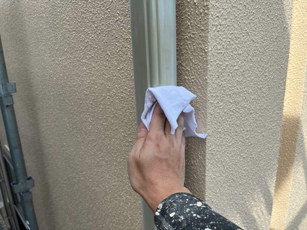 付帯部のトシン拭き（脱脂）はユウマペイントのこだわりの一つです。チョーキングやほこりが付いた付帯部に行うことで密着力が格段に上がります。