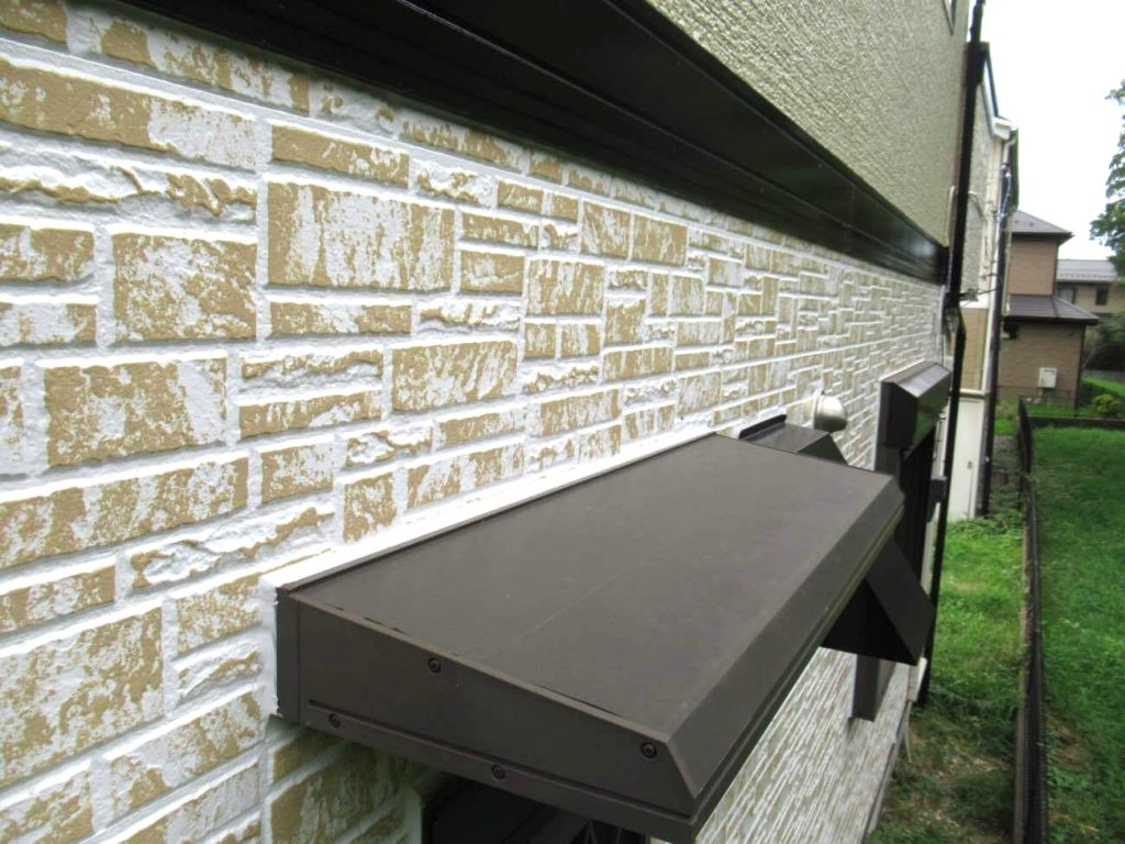 ユウマペイントでは、下塗りを2回に分けています。2回にすることにより高耐久の上塗り塗料の密着力が高まります。窯業系サイディングの外壁の場合、下塗り1回目には、日本ペイントファイン浸透シーラー、2回目には日本ペイント水性シリコンエポサーフを使用します。中・上塗りには日本塗装名人社 UVアクアコート水性を使用しました。ラジカル制御型で10年以上の耐久で親水性のある塗料です。