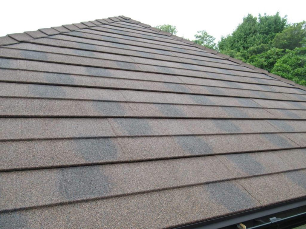 軽量で耐震性に優れたディプロマットにより、安心かつ美しい屋根に生まれ変わりました。自然石粒仕上げは色あせに強く、将来的な塗装メンテナンスが不要な点も魅力。長期間美観を保てる高耐久な仕上がりです。