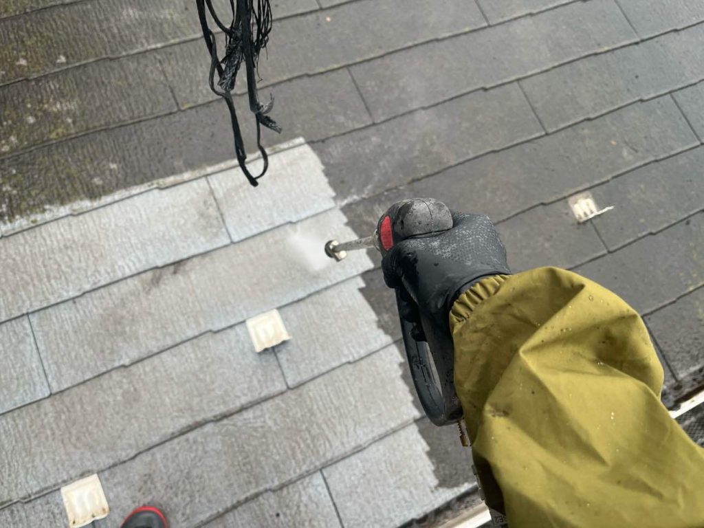 足場設置と高圧洗浄はよっぽどの悪天候でない限り実施いたします。プロが使用する高圧洗浄機になるので水圧はホームセンターよりも高いため、根元からしっかりと汚れを落とします。