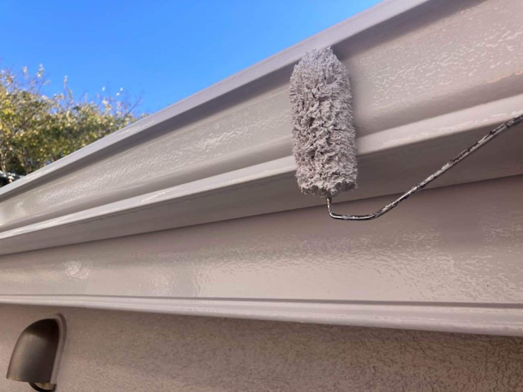 付帯部も下塗り・中塗り・上塗りの工程を踏みます。今回、外壁を無機塗料にて施工しているので、付帯部も耐候性合わせのため無機塗料で施工いたします。