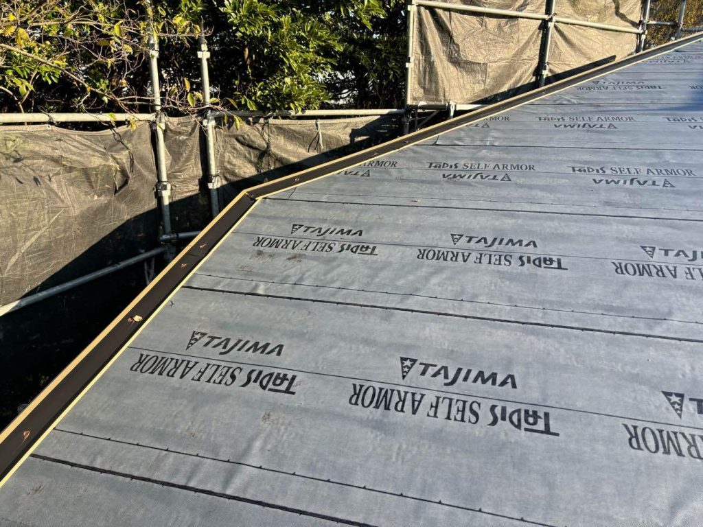 屋根は自着式の防水紙（田島ルーフィング タディスセルフアーマー）を使用します。穴をあける必要がない防水紙なので、漏水のリスクを軽減できます。